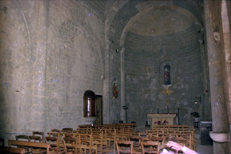 Intérieur ; nef et choeur.