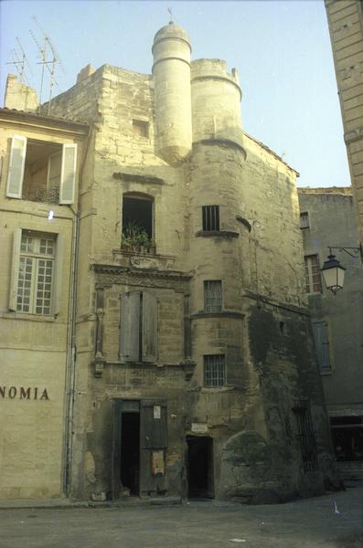 Façade avec tourelle d'escalier.