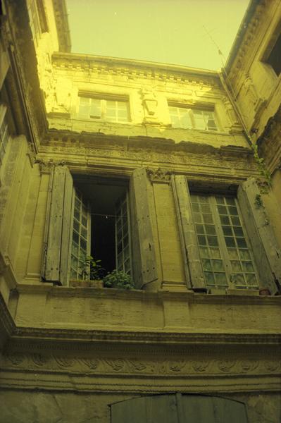 Détail du décor sculpté des façades sur cour.