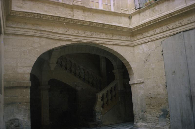 Cour, vue sur la cage d'escalier.