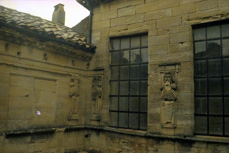 Détail du décor sculpté des façades sur cour, dernier niveau.