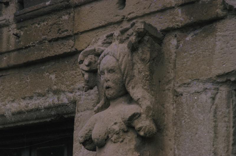 Détail du décor sculpté des façades sur cour, dernier niveau.