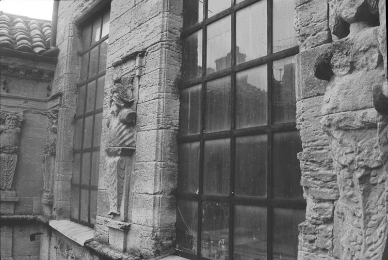 Détail du décor sculpté des façades sur cour, dernier niveau.