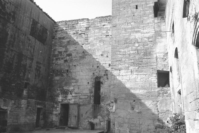 Cour nord, mur extérieur de la chapelle.