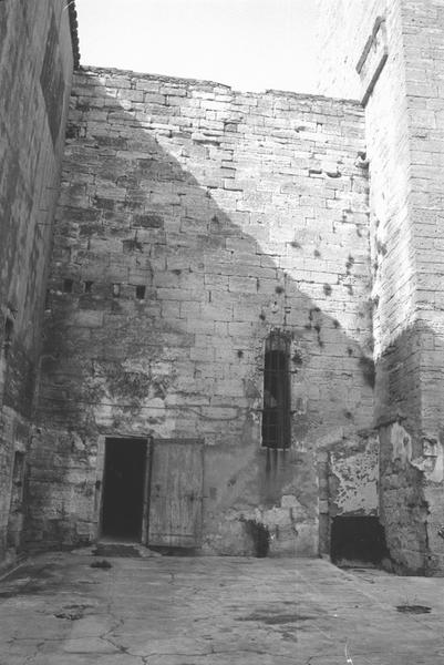 Cour nord, mur extérieur de la chapelle.