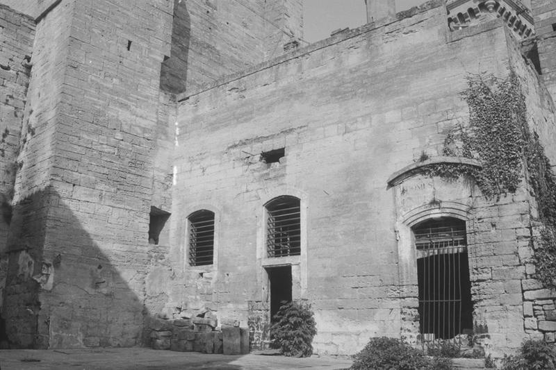 Bâtiments accolés à la tour de l'Evêque.