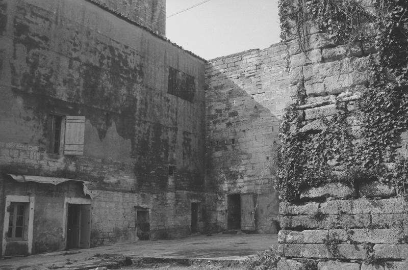 Cour nord, mur extérieur de la chapelle.