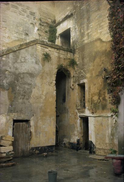 Cour sud, escalier menant à la salle voûtée du 1er étage.