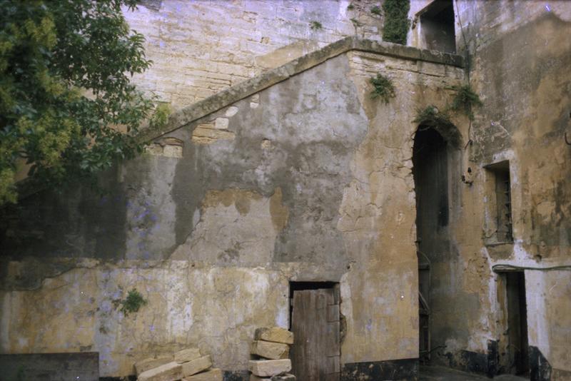 Cour sud, escalier menant à la salle voûtée du 1er étage.