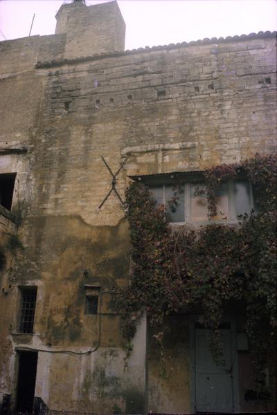 Bâtiments entre les 2 tours, cour sud.