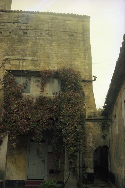 Bâtiments entre les 2 tours, cour sud.