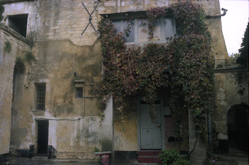 Bâtiments entre les 2 tours, cour sud.