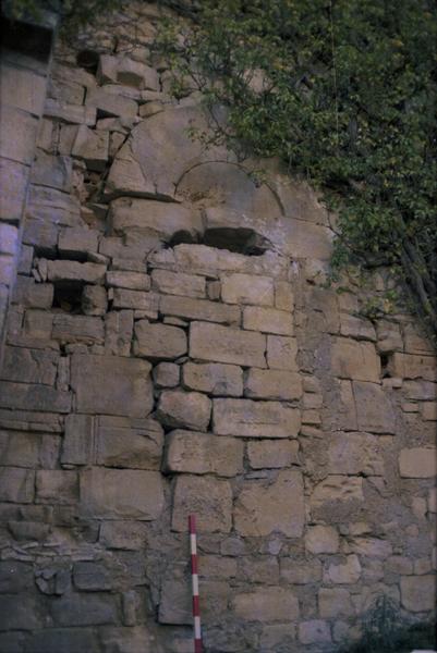 Ruines, traces de porte.