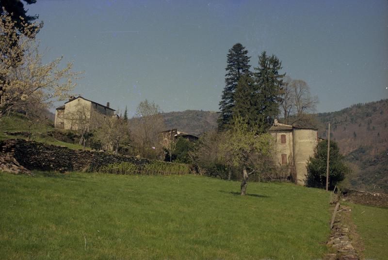 Vue d'ensemble avec les bâtiments d'exploitation situés en haut.