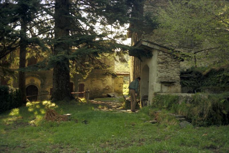 Vue d'ensemble, côté nord : parc et source.