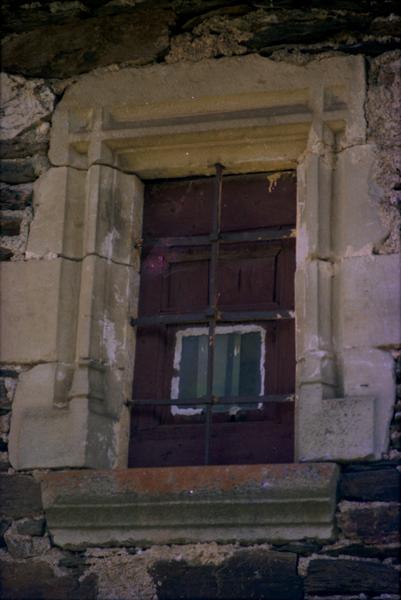 Façade donnant sur cour intérieure, aile ouest : fenêtre.