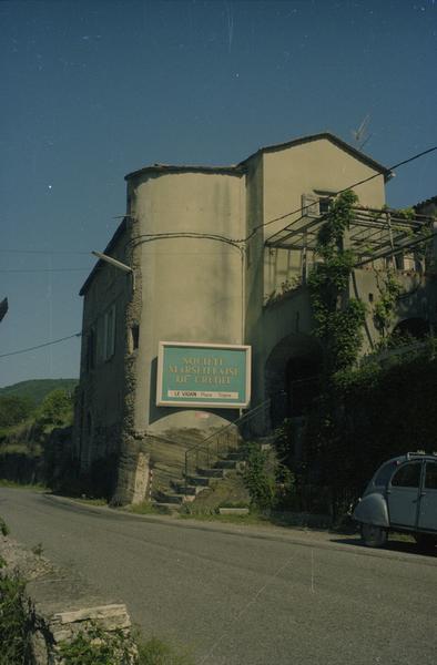 Départementale avec maisons.