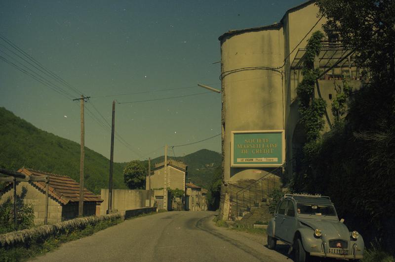 Vue de la rue avec maisons.