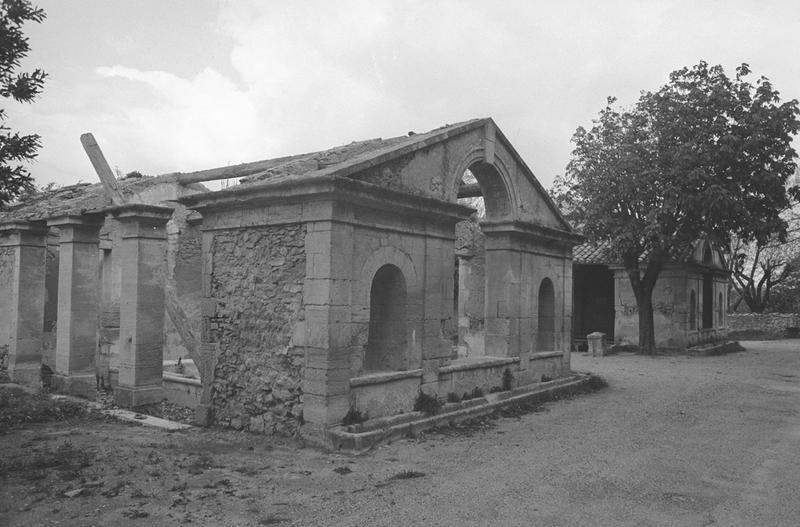 Bâtiment ouest ruiné.