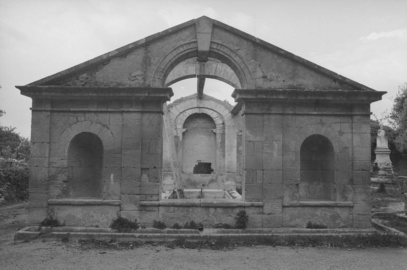 Bâtiment ouest ruiné : façade.