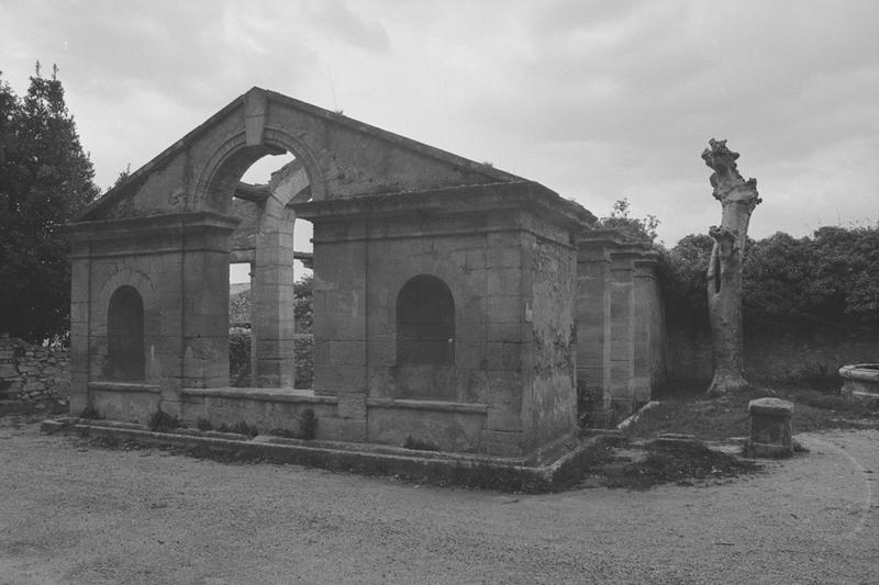 Bâtiment ouest ruiné.