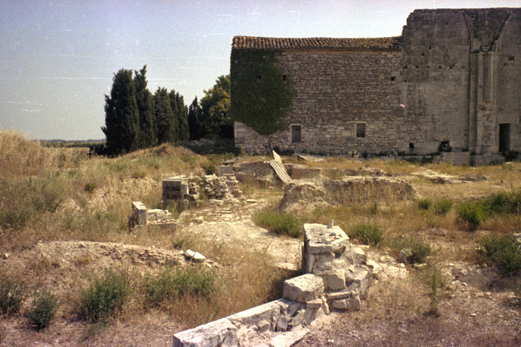 Vestiges avec élévation intérieure sud de l'église.