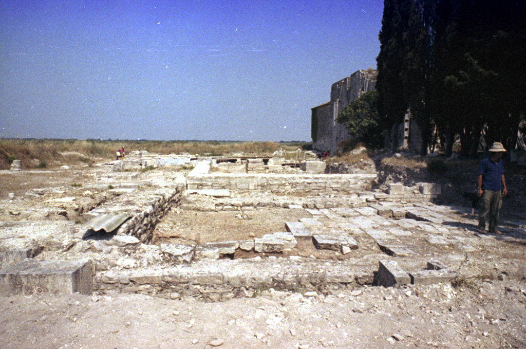 Vestiges avec l'élévation intérieure sud de l'église.