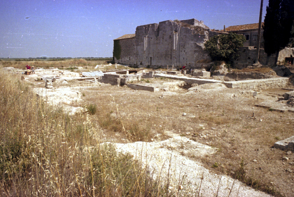 Vestiges avec élévation intérieure sud de l'église.