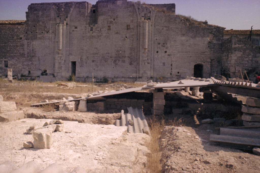 Vestiges, élévation intérieure sud de l'église.