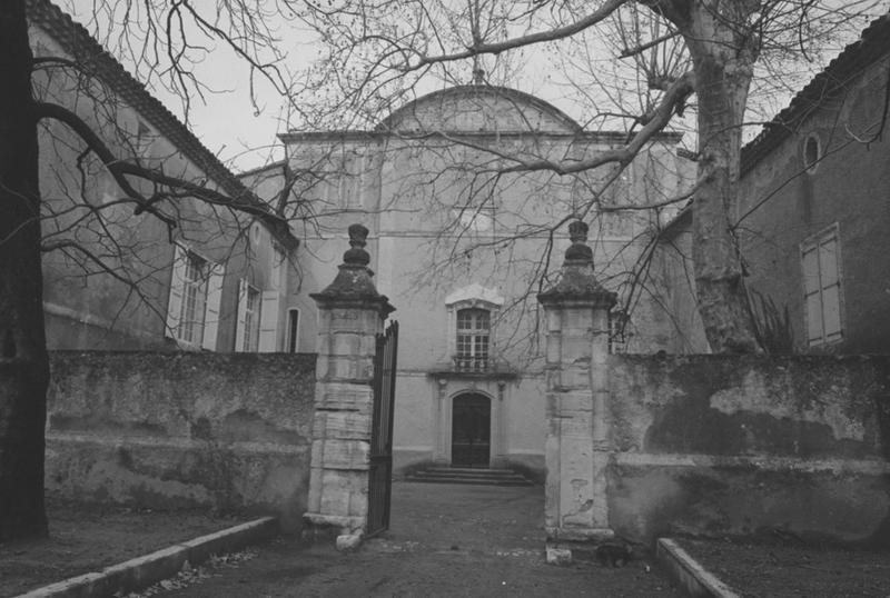 Portail et vue de la cour.