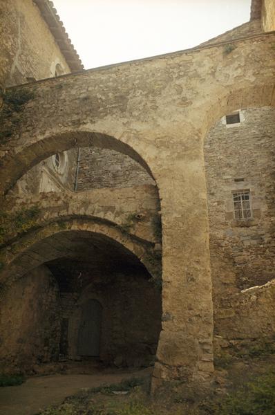 Cour intérieure, angle sud.