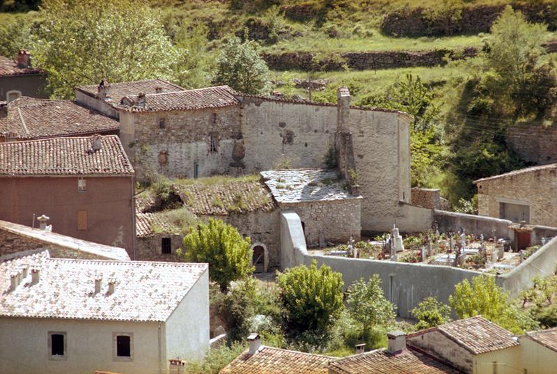 Vue vers le cimetière de Madières.