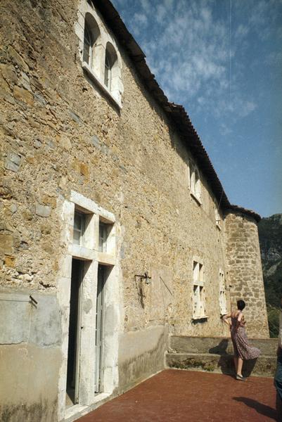 Façade sud et terrasse.