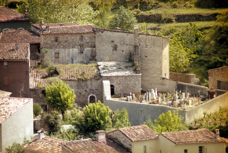 Vue vers le cimetière de Madières.