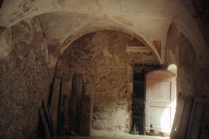 Intérieur ; pièce dite chapelle ; vestiges de peintures murales.