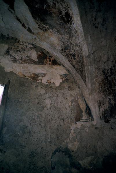 Intérieur ; pièce dite chapelle ; vestiges de peintures murales.