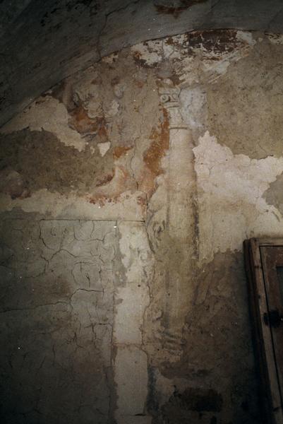 Intérieur ; pièce dite chapelle ; vestiges de peintures murales.