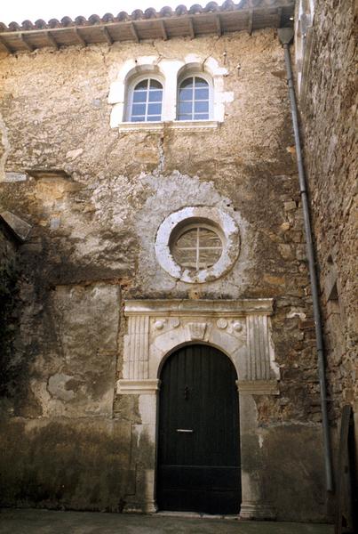 Cour intérieure, mur sud avec portail.