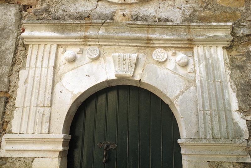 Cour intérieure, porte.