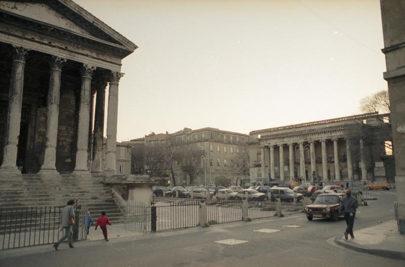 Façade d'entrée de la maison Carrée et vue de la place avec le théâtre municipal et sa colonnade.