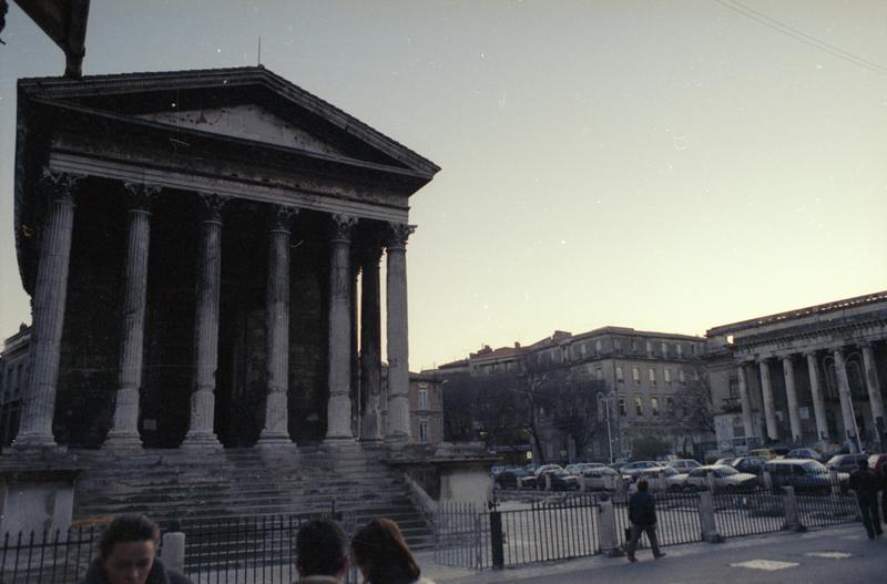 Façade d'entrée de la maison Carrée et vue de la place avec le théâtre municipal et sa colonnade.