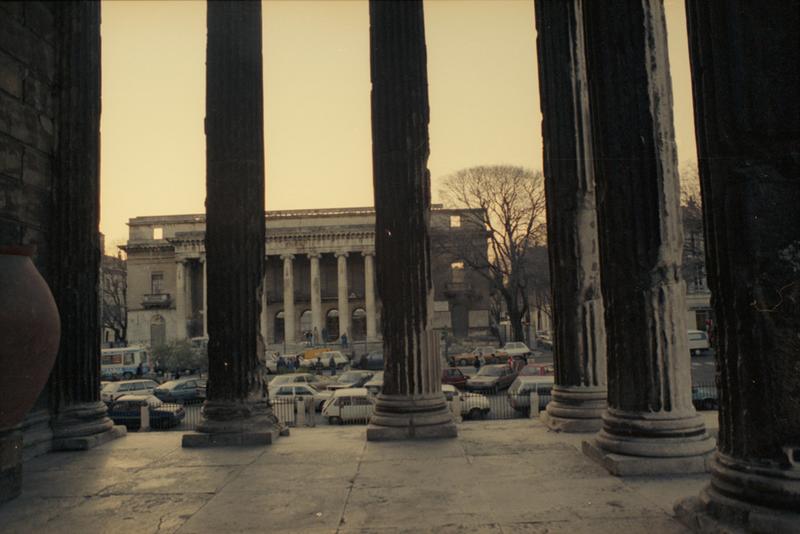 Vue du théâtre municipal et de sa colonnade depuis l'atrium de la maison Carrée.