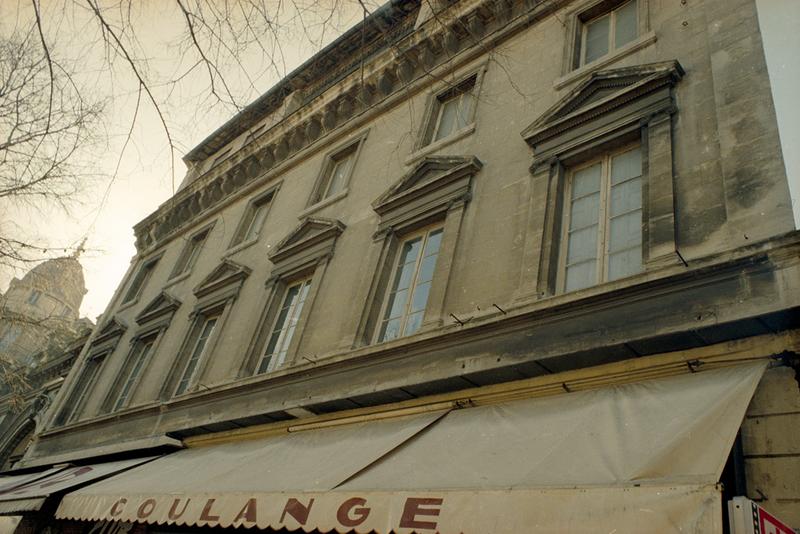 Partie supérieure de la façade sur le boulevard.