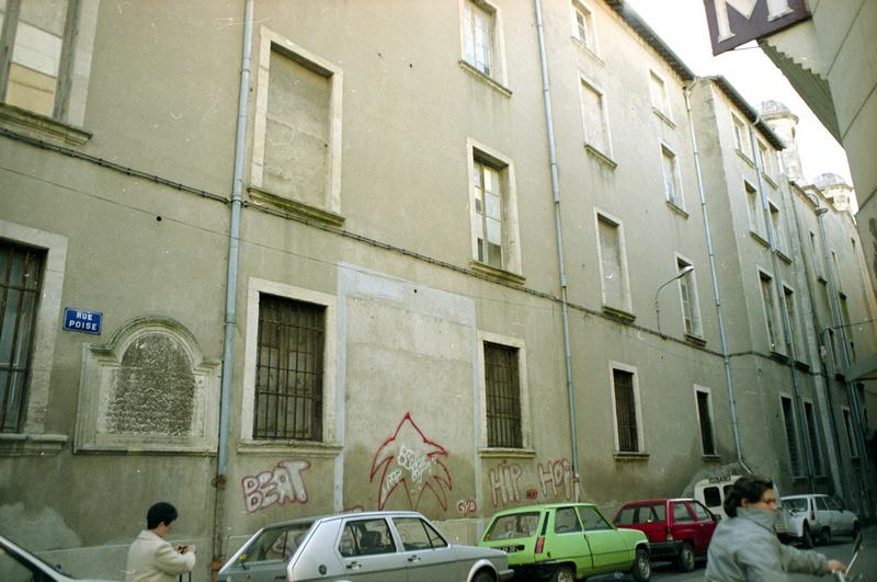 Façade latérale rue Poise. Plaque de fondation.