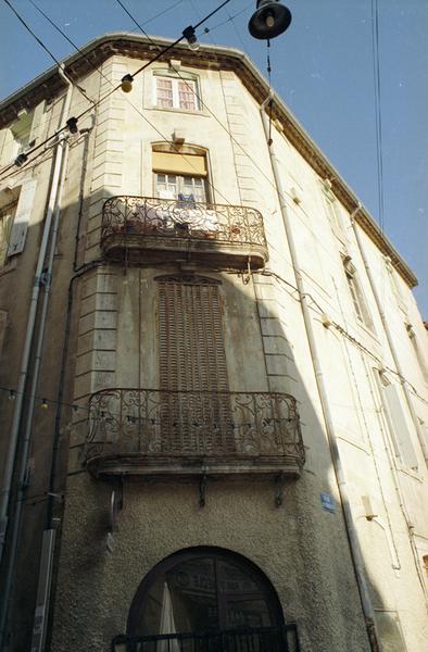 Façade d'angle. Balcons datés 1771.