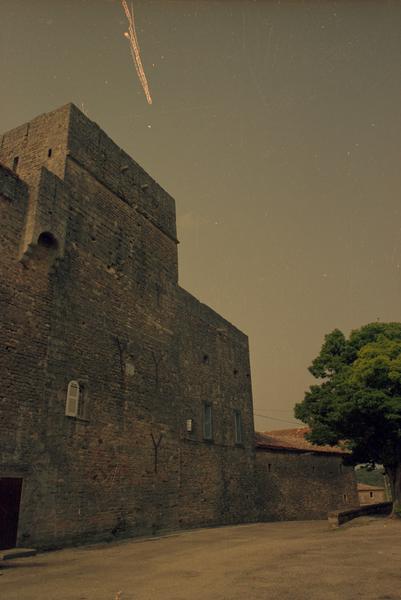 Façade principale ; partie droite de l'enceinte.