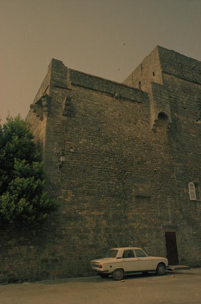 Façade nord; partie droite de l'enceinte.