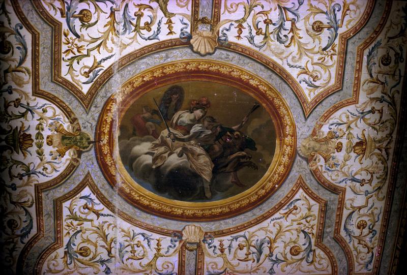 Vue intérieure. 1er étage, cabinet de travail de l'éveque. Peinture : Allégorie de la Force d'après Simon Vouet.Intérieur ; plafond peint.