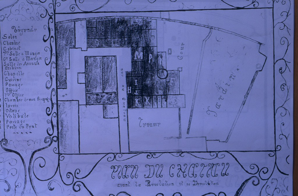 Document archives privées ; plan avant la révolution et sa démolition.