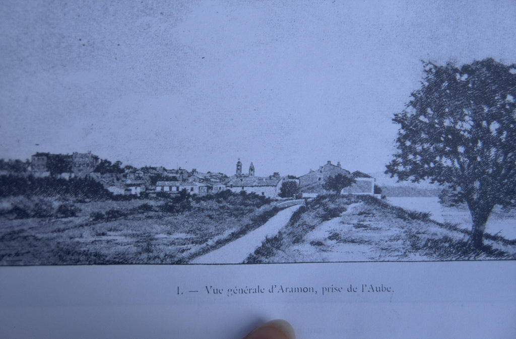 Vue générale d'Aramon issue de l'ouvrage de l'abbé Valla, 1906.